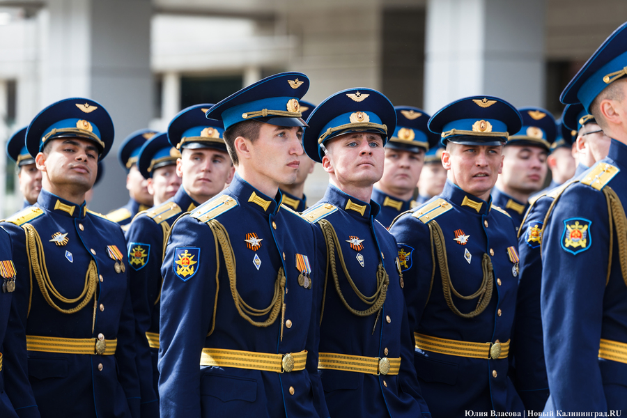 Под Знаменем Победы: в центре Калининграда прошел военный парад (фото)