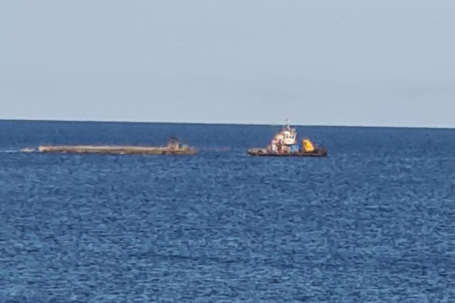 В Балтийске в районе пляжа со дна моря подняли затонувшую платформу (видео)