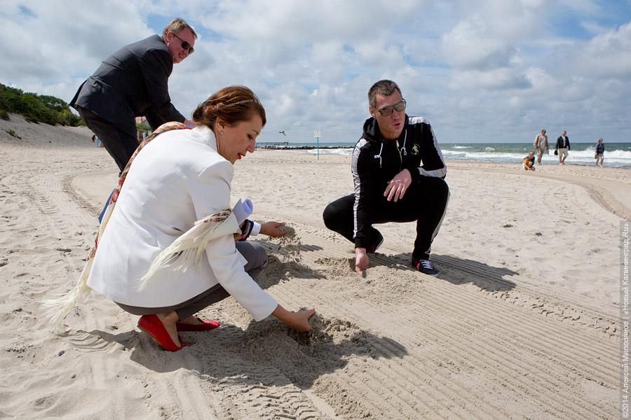 Машина «по потребности»: польский агрегат начал чистить песок на пляже Зеленоградска