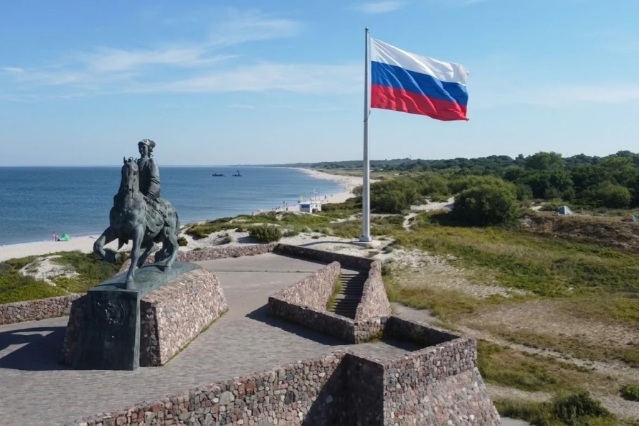 На пляж в Балтийске привезли 39-метровый флагшток (видео)