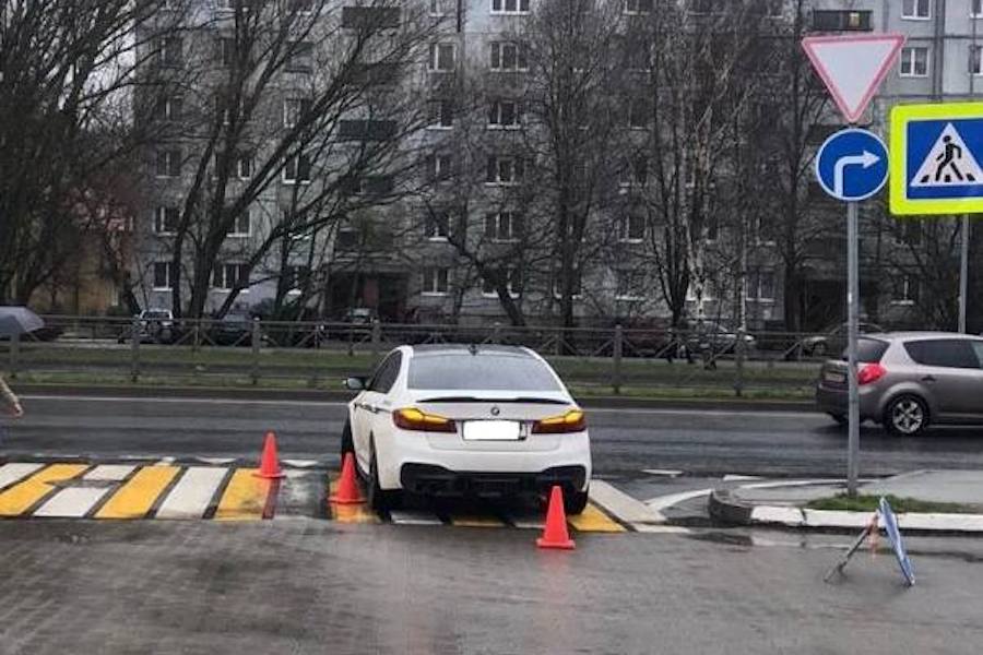В Калининграде возбудили дело против водителя, сбившего женщину на выезде с парковки
