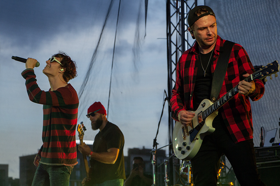 Марафон мировых хитов: в Калининграде прошёл рок-фестиваль с трибьют-шоу (фото)