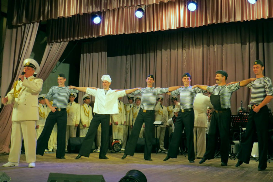 Артисты Балтийского флота дали концерты на военных полигонах для учений