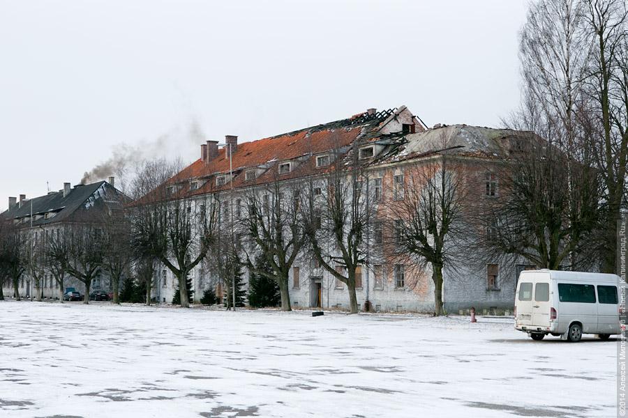 Собачий холод: в разгромленной бывшей казарме на Артиллерийской без тепла и воды живут люди