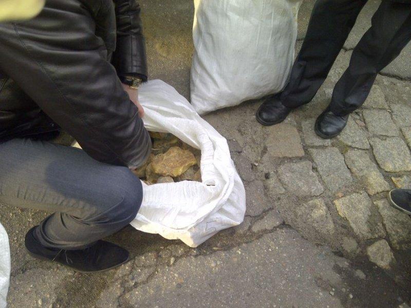 Грузовик на миллиард: полиция показала изъятые из тайника 5 тонн янтаря (фото)