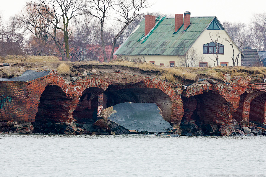 Тетраподы на куски: последствия шторма в Балтийске (фото)