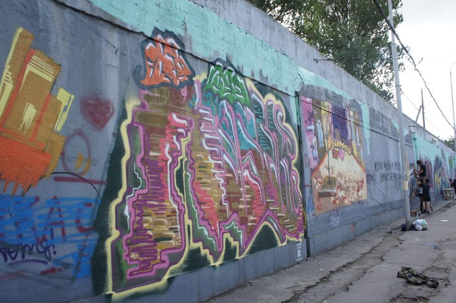 Калининградские граффитчики готовят подарок водителям, стоящим в пробке на Киевской 