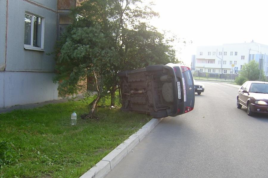 В Калининграде такси под управлением 26-летней девушки перевернулось на дороге (+ фото)