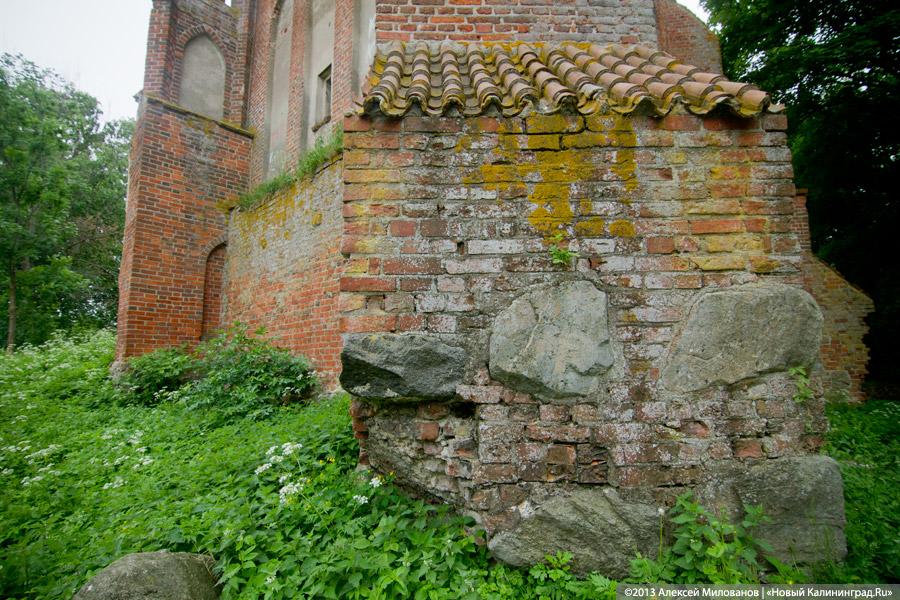 Часы и вороны: кирха в поселке Ушаково приходит в упадок