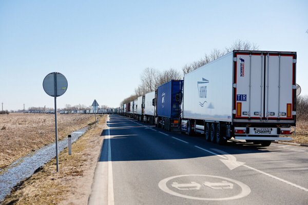 Таможня: Литва начала пропускать грузовики, но работает неритмично