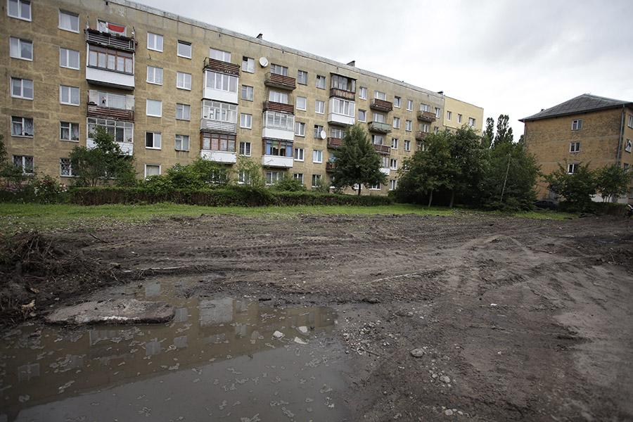 На ул. Озерова вырубили 16 тополей, участок разравнивает экскаватор (фото)