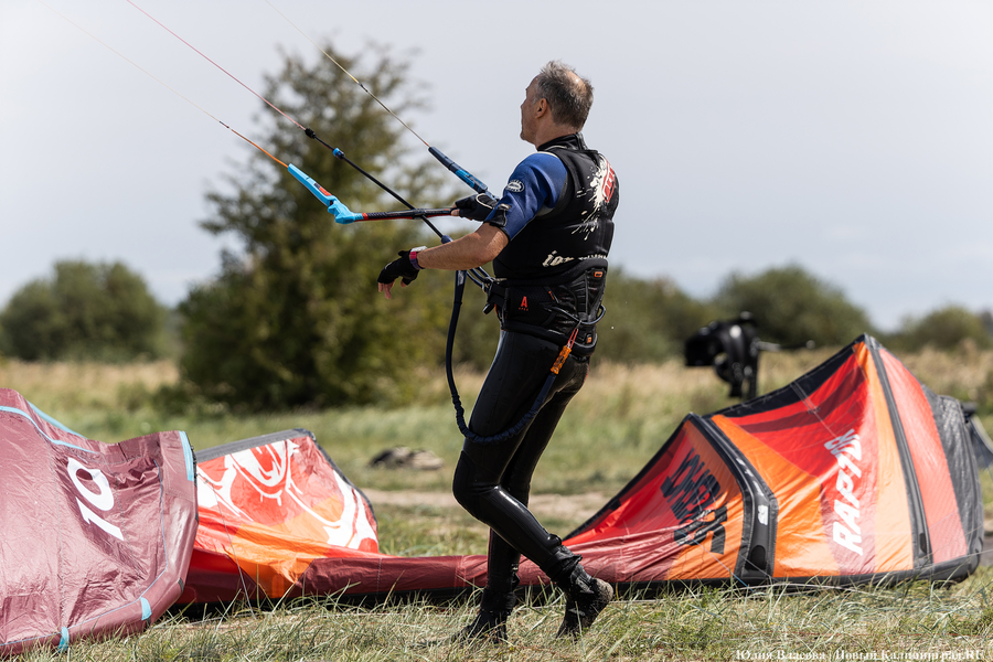 По воде против ветра: на Куршском заливе соревновались под кайтом и с крылом (фото)