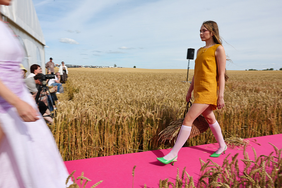 Один в поле — дизайнер: на Дне поля прошёл модный показ в колосьях (фото)