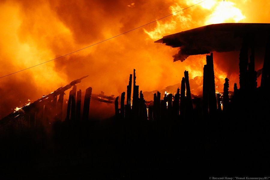 Черный четверг: пожар уничтожил склады на проспекте Калинина (фото) 