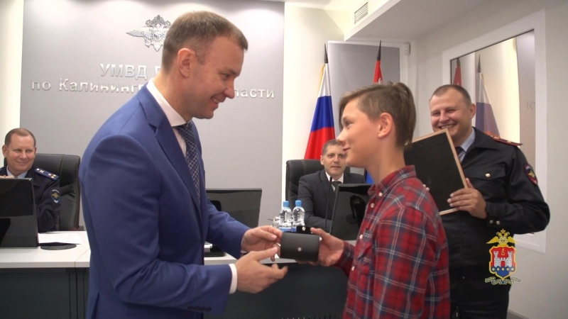 Начальник УМВД наградил 14-летнего мальчика, спасшего тонувшую женщину