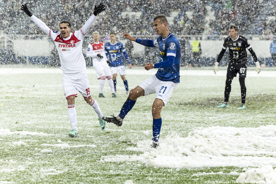 «Не футбол, а регби»: снежный матч «Балтика» — «Спартак» в фотографиях