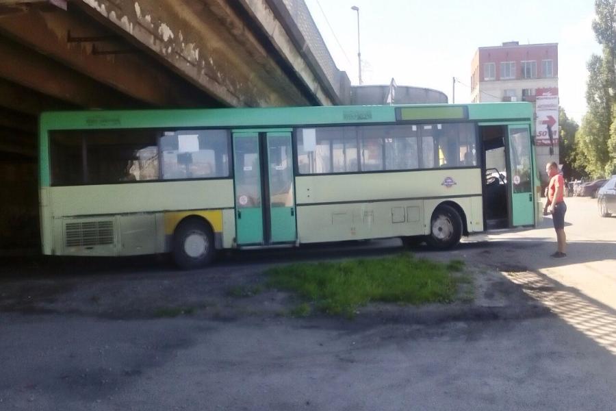 В Калининграде под эстакадой застрял автобус (фото)