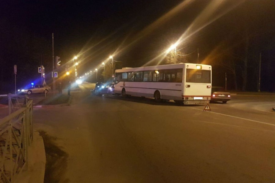 В Калининграде «Пежо» не уступил дорогу автобусу, пострадал мужчина (фото)