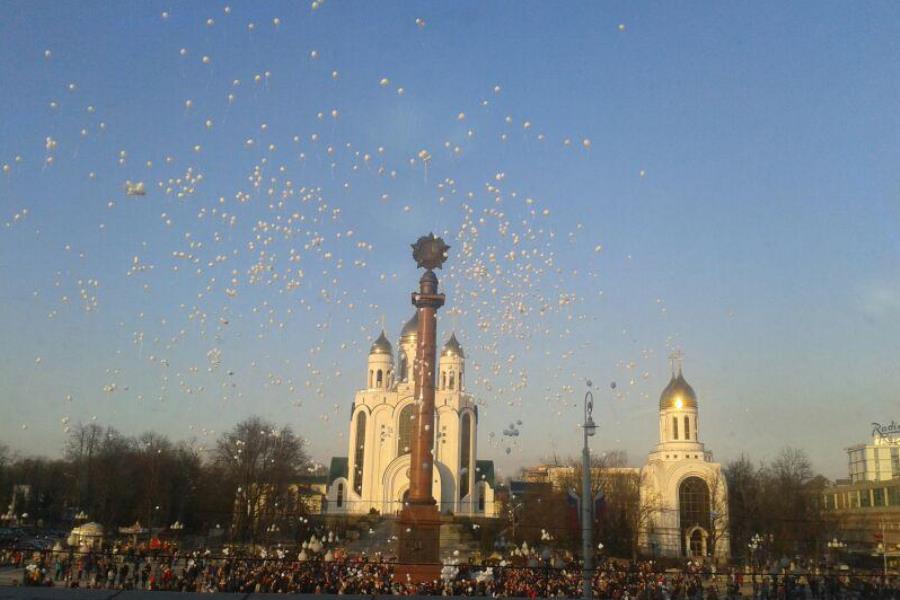 В память о погибших в Кемерово калининградцы выпустили в небо сотни белых шаров