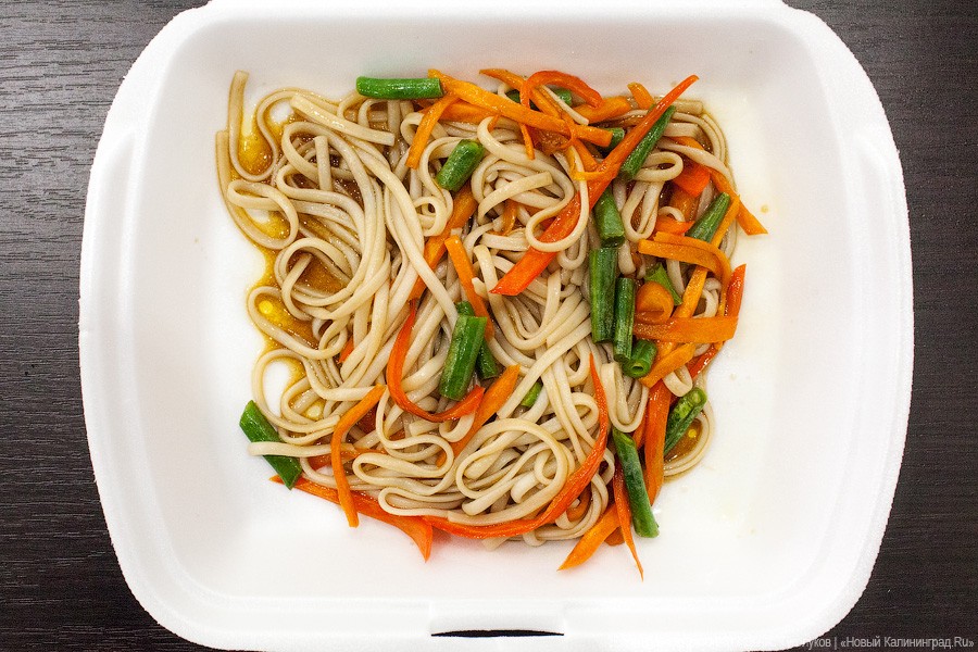 Азиатские палочки и что-то с подливой: новая городская столовая