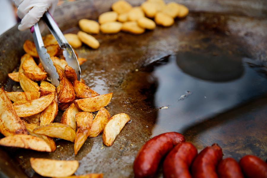 Картофельные кишки и шашлык на вилах: чем кормили на День города