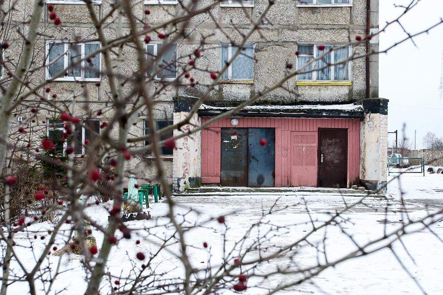 В никуда: областные власти выселяют бывших сотрудников техникума из общежития в Полесске