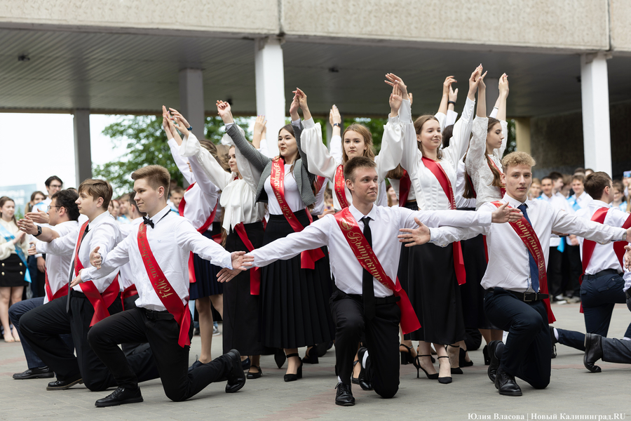Под вальс из старого фильма: как проходил «Последний звонок» в школе № 6