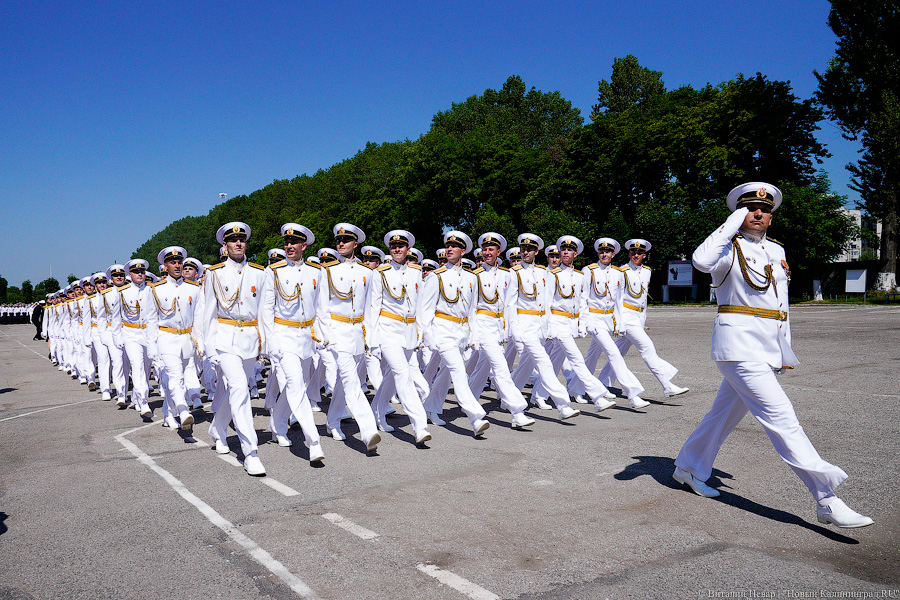 Под солнцем на плацу: как в Калининграде выпустили новых офицеров ВМФ (фото)