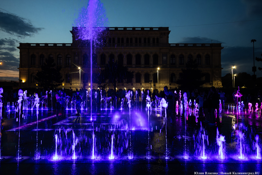 Огни, вода и гимн России: как работает «поющий» фонтан у Кёнигсбергской биржи (фото)