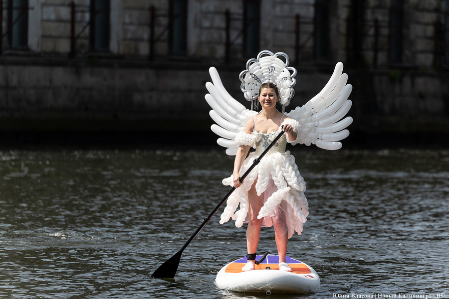 Царевны и богатыри на сапах: как в Калининграде прошёл костюмированный заплыв (фото)