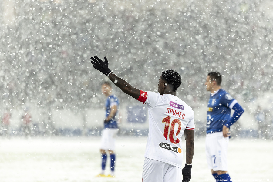 «Не футбол, а регби»: снежный матч «Балтика» — «Спартак» в фотографиях