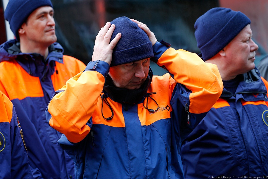 Мотоциклы и медали: как в МЧС региона подарки из рук министра получали