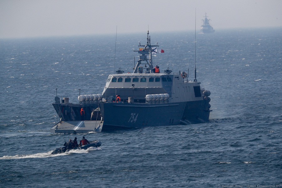 Берег в огне: на Балтфлоте отработали высадку морского десанта