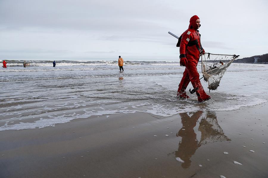 В набежавшую волну: как ловят янтарь на Балтике (фото)