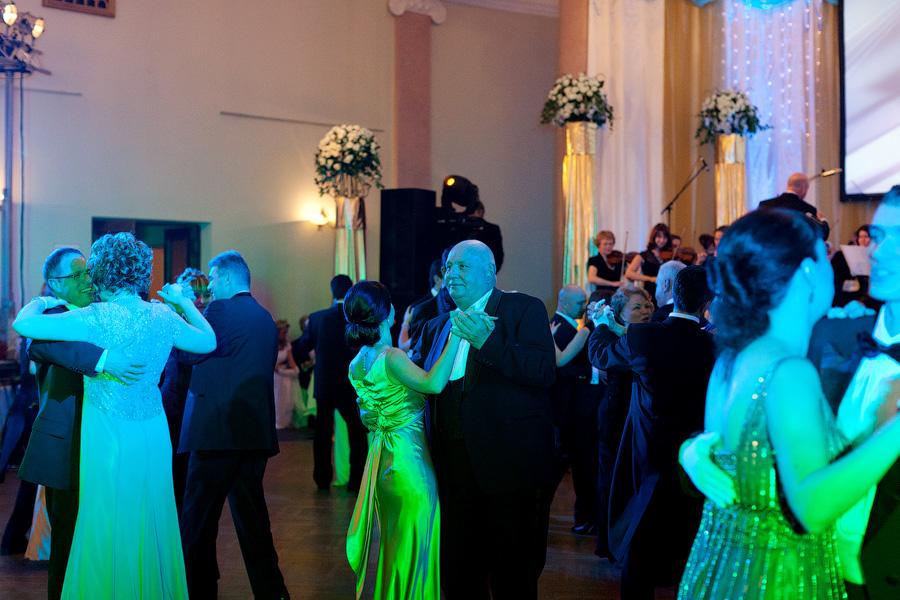 "Под звуки вальса": фоторепортаж с благотворительного бала "Янтарная корона"