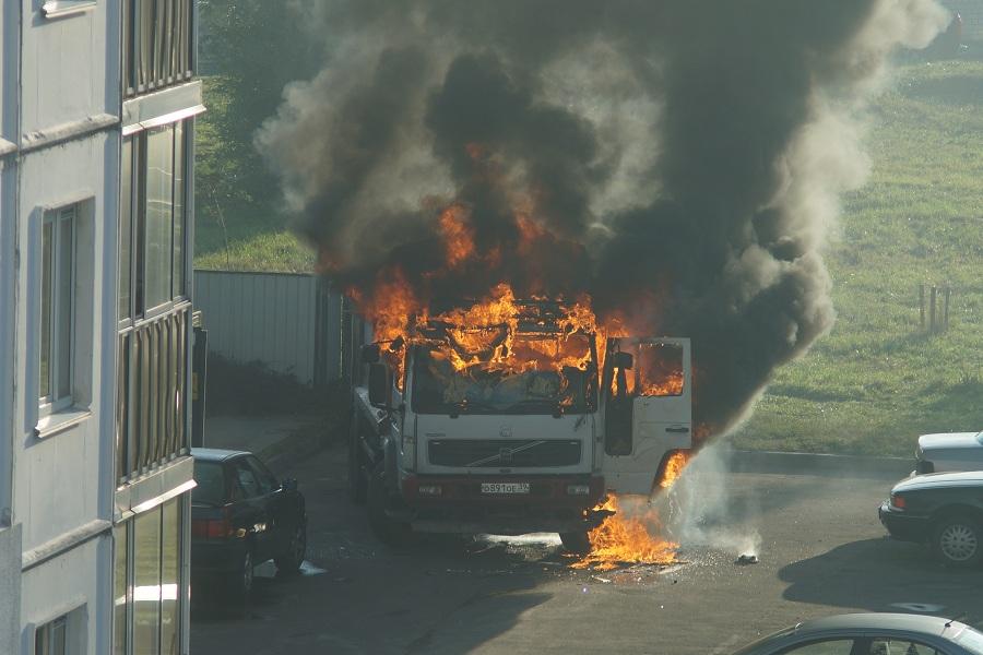 На улице Панина вспыхнул приехавший за мусором грузовик (фото)