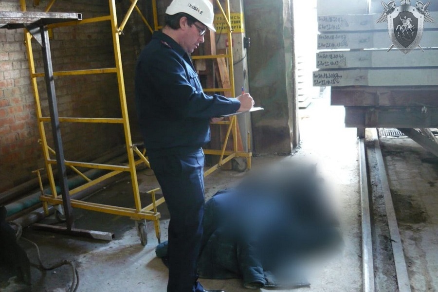 СК: в Калининграде работника предприятия насмерть придавило бетонной плитой