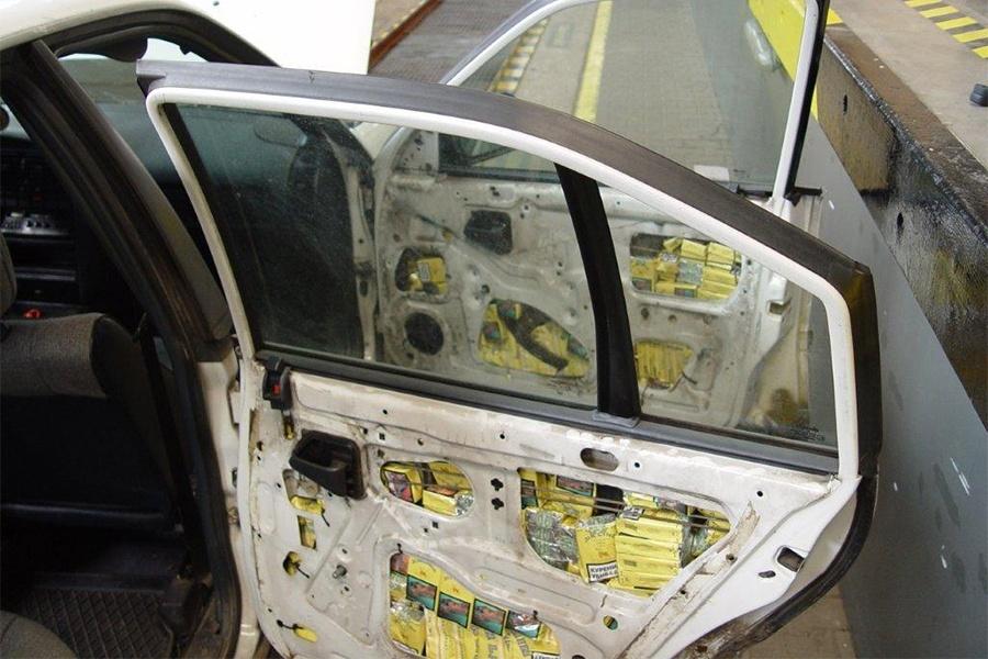 В Безледах служебная собака обнаружила у калининградца 2 тыс пачек сигарет (фото)