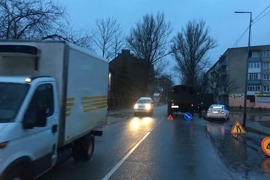 В Черняховске легковой «Мерседес» не уступил дорогу «Камазу» (фото)