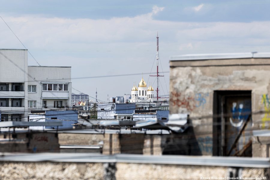 «Заброшка» с видом на остров Канта: фоторепортаж из «треснувшего дома» (фото)