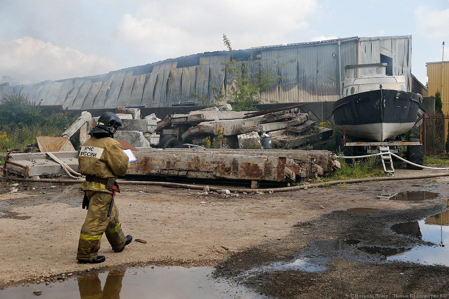 «Кто-то покурил»: на ул. Дзержинского выгорело 200 квадратных метров складов