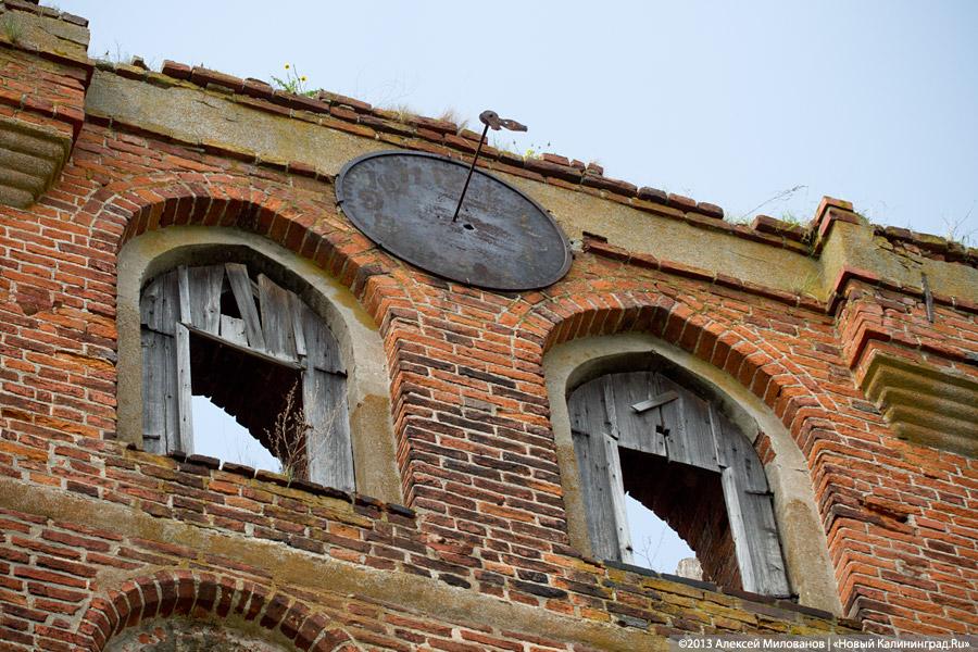 «А денег нет»: в переданной РПЦ кирхе 14-го века в Храброво валяются человеческие кости