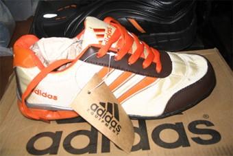 Таможенники задержали почти 3 тыс пар контрафактных кроссовок Adidas