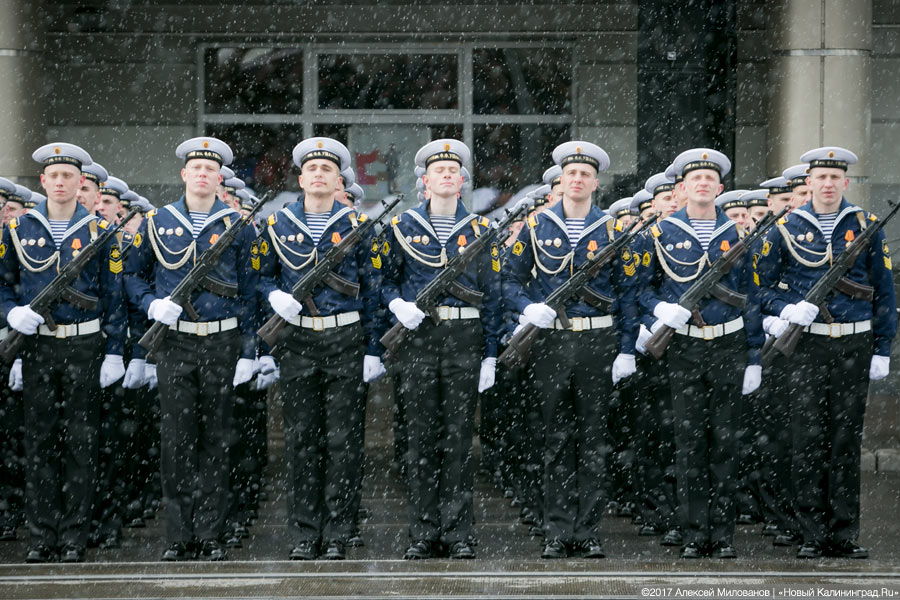 «Гвоздики», «Град» и снег: в Калининграде прошел Парад Победы