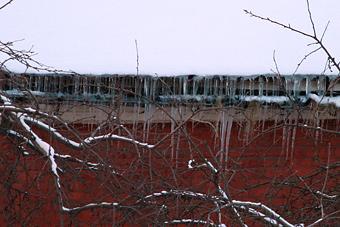 В Питере хотят срезать сосульки лазером, в Калининграде - сбивают молотками
