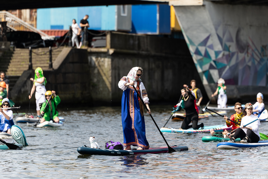 Царевны и богатыри на сапах: как в Калининграде прошёл костюмированный заплыв (фото)