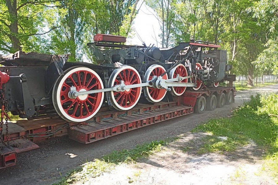 На Северном вокзале демонтировали паровоз-памятник, его увозят в Гусев (фото)