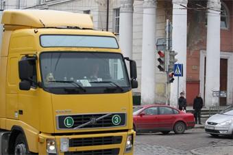 Горсовет хочет пустить все грузовики по Правой набережной за 70 миллионов рублей  
