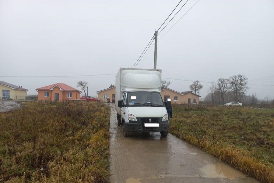 В Гурьевском районе водитель, сдавая назад, сбил пешехода (фото)