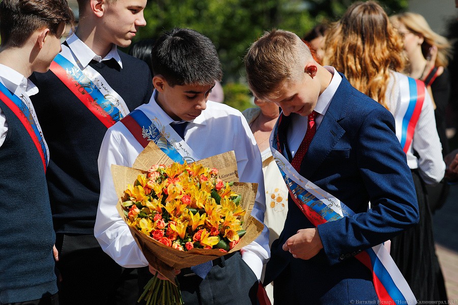 Майский вальс и слёзы: в школах Калининграда прозвенел последний звонок (фото)